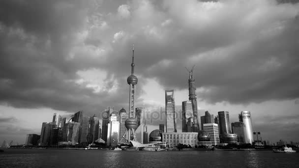 China-Sep 08,2016: Estilo blanco y negro del horizonte de Shanghai, edificio económico urbano mundial del centro . — Vídeos de Stock