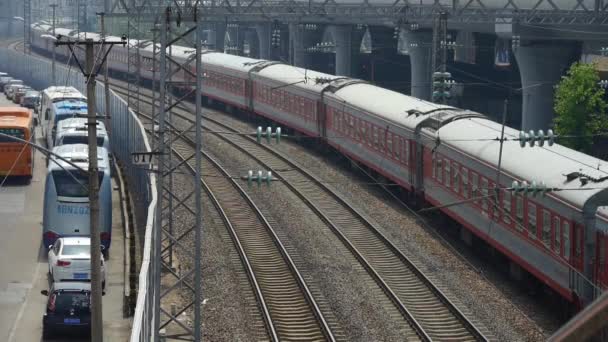 Cina-Set 08,2016: si affacciano treno lentamente in movimento, traffico interurbano in Cina . — Video Stock