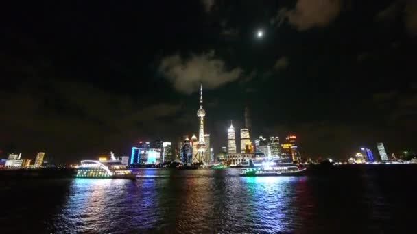 China-Sep 08,2016: shanghai en la noche, edificio del centro económico mundial brillantemente iluminado . — Vídeo de stock