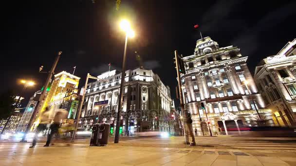 China-Sep 08,2016:time lapse Shanghai bund traffic & pedestrian at night,old-fashioned business b — Stock Video