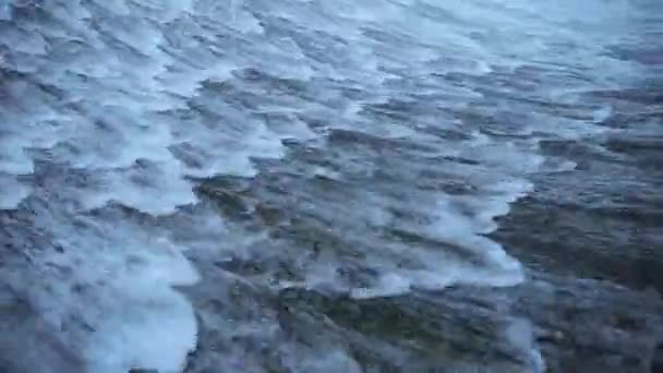 Onstuimige waterval en spindrift. — Stockvideo