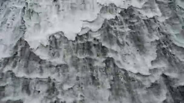 Onstuimige waterval en spindrift. — Stockvideo