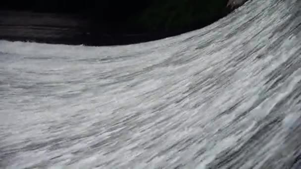 Sintflutartiger Wasserfall & Gischt von Staudamm. — Stockvideo