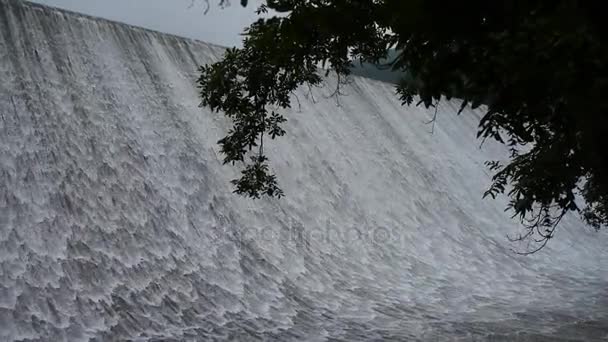 Sintflutartiger Wasserfall & Spindrift von Staudamm. — Stockvideo