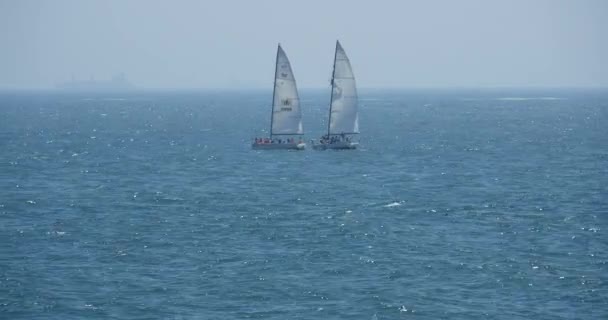 China-Sep 08.2016: 4k video, perahu layar berlayar di laut, permukaan gelombang laut lebar . — Stok Video