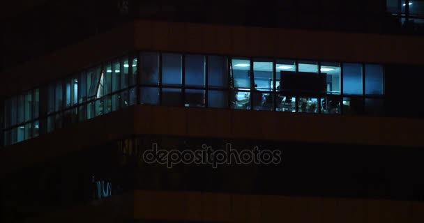 4 k 办公大楼窗户照明在晚上与城市建筑玻璃房子. — 图库视频影像