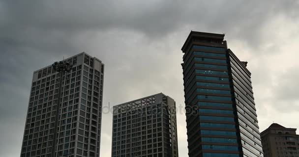 4k Nuvens de altocumulus sobre o edifício CBD arranha-céus e arranha-céus na cidade urbana . — Vídeo de Stock