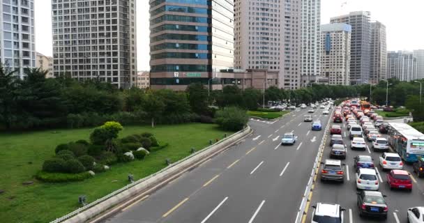 China-sep 08.2016: 4k moderne urbane Stadt voller Staus, Autobahnstraße & Geschäftshäuser — Stockvideo