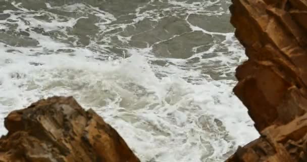 4k sparkling ocean sea water waves surface & coastal rock reef coast surge shore . — стоковое видео