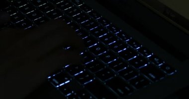 4 k bilgisayar dizüstü dizüstü parlak klavye giriş closeup, karanlık gece yazmak