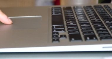 4k çalışma dokunmatik yüzey, bilgisayar dizüstü dizüstü klavye giriş closeup parmak.