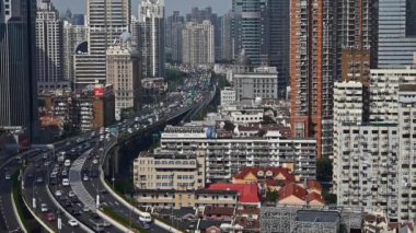 Ağır trafik otoyol kavşağı, Shanghai işletme binası manzarası.