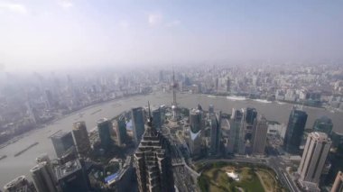Shanghai, Çin, zaman atlamalı nehirde ile yüksek katlı binaların havadan görünümü.