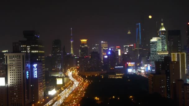 Time lapse, occupé ville heure de pointe embouteillage lourd, tour de perles shanghai la nuit . — Video