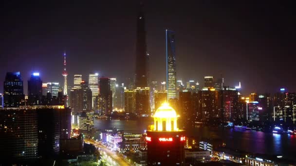 Stadstrafik på natten, shanghai Businesscenter, frakt på Huangpufloden. — Stockvideo