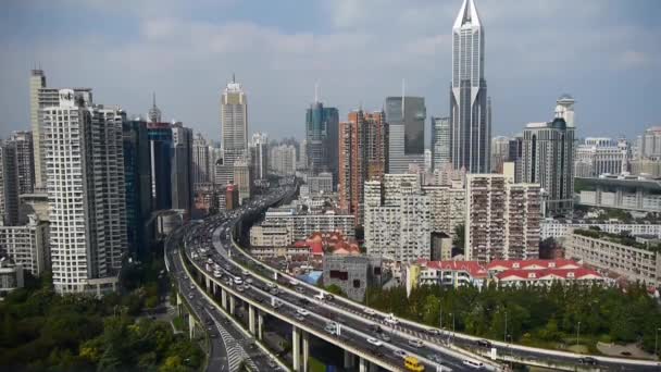 Timelapse, heavy traffic on highway interchange, Shanghai business building . — стоковое видео