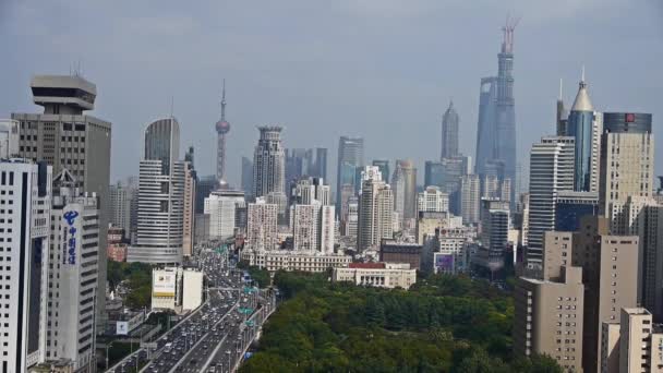 Длинный интенсивный трафик на шоссе, Шанхай бизнес-строительство небоскреба . — стоковое видео