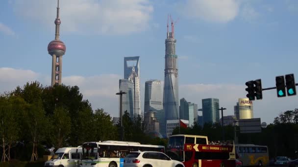 Čína-září 08, 2016: městské dopravy s Shanghai lujiazui kancelářské budovy pozadí. — Stock video