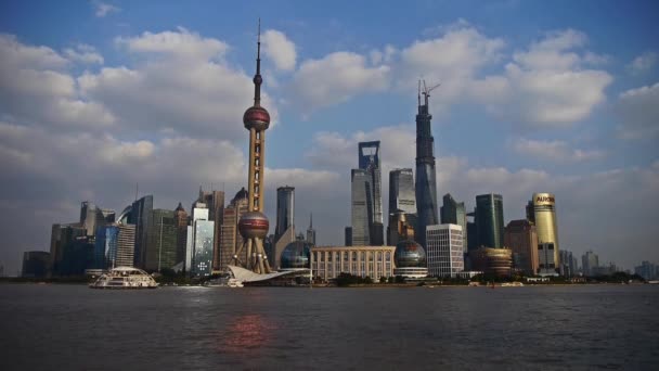 Čína-září 08, 2016:Shanghai Panorama, světové hospodářské centrum & městské budovy, doprava na řece. — Stock video