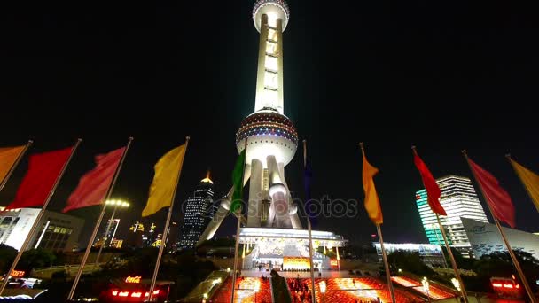 Chiny-wrzesień 08, 2016: Oriental Pearl Tower w Szanghaju z latania flg w nocy. — Wideo stockowe