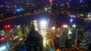 Şangay'daki nehirde gece, Çin ile yüksek katlı binaların havadan görünümü.