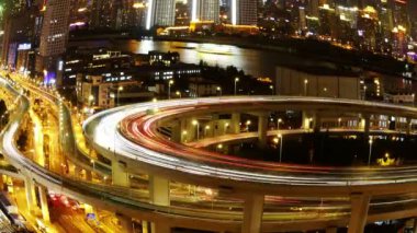 4k-zaman atlamalı, Üstgeçit Köprüsü gece, balıkgözü yolda trafik ışıkları.