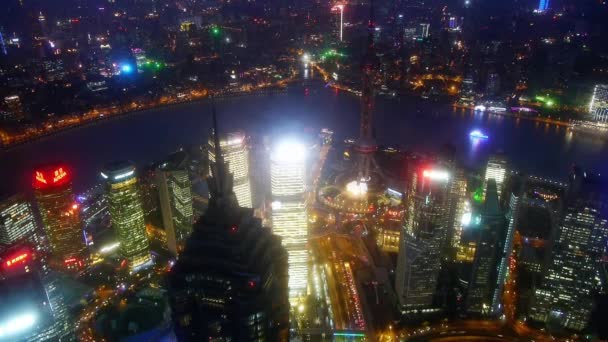 Воздушный вид высотных зданий с рекой в Шанхае ночью, Китай . — стоковое видео