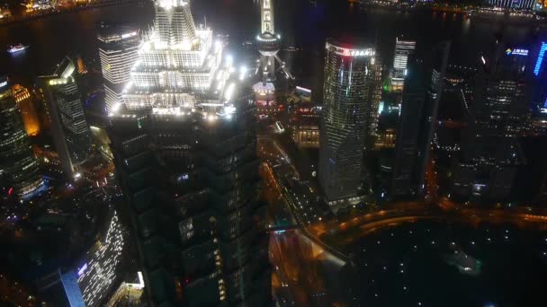 Vue aérienne du toit du gratte-ciel couronne avec rivière la nuit, laps de temps . — Video