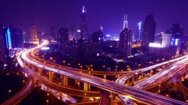 4 k-zaman atlamalı meşgul kentsel trafik ışıkları iz geceleri, çizgiler ile shanghai.