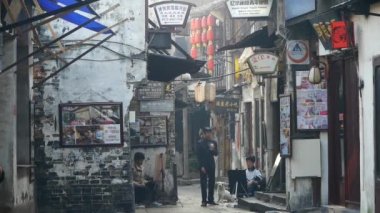 Çin-Ağu 08, 2016: geleneksel Çin eski kasaba evleri ve street, çizim bazı öğrenciler.