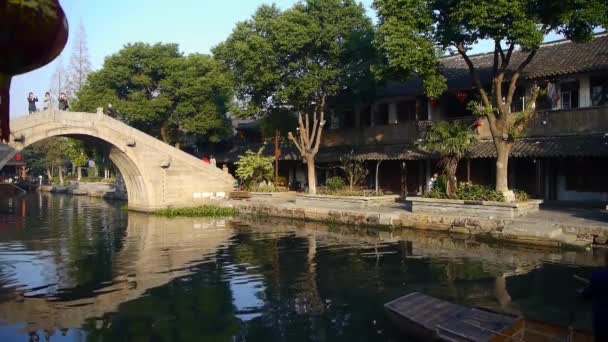 China-Ago 08,2016: Casas chinas tradicionales y puente en XiTang Water Town, shanghai, China . — Vídeo de stock