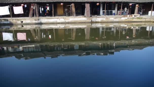 China-Ago 08,2016: Las casas chinas tradicionales y reflexión puente sobre el agua azul, XiTang Water Town . — Vídeo de stock