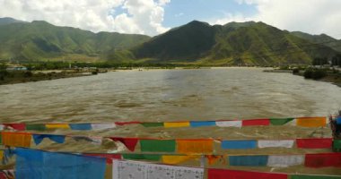 4 k dua bayrağı nehrinde lhasa, tibet.