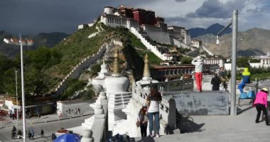 Çin-Ağu 08, 2016:4 k turist ziyaret potala Lhasa,Tibet.busy trafik ve beyaz stupa içinde.