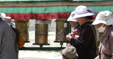 Çin-Ağu 08, Budist dua tekerlekleri, lhasa iplik 2016:4 k tibet insanlar çevirmek.
