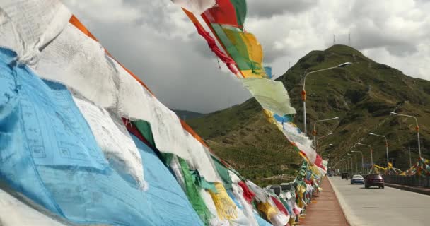 Chiny-sierpień 08, 2016:4 k flagi modlitewne na mostu na rzece lhasa, Tybet. — Wideo stockowe