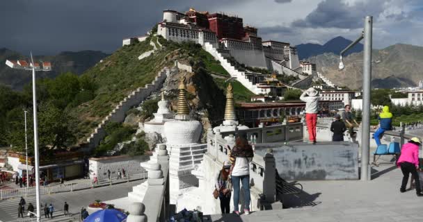 Kina-Aug 08, 2016:4 k turist besöka potala i Lhasa,Tibet.busy trafik & vita stupa. — Stockvideo