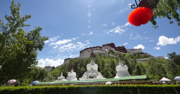 China-Aug 08, 2016:4 k Potala & witte stoepa in Lhasa, Tibet. — Stockvideo