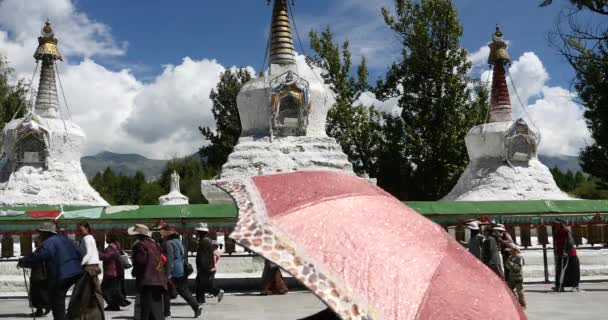 Китай-Серпень 08, 2016:4 k Тибет людей звертаються спінінг буддійських молитви колеса, Потала & білий ступа. — стокове відео