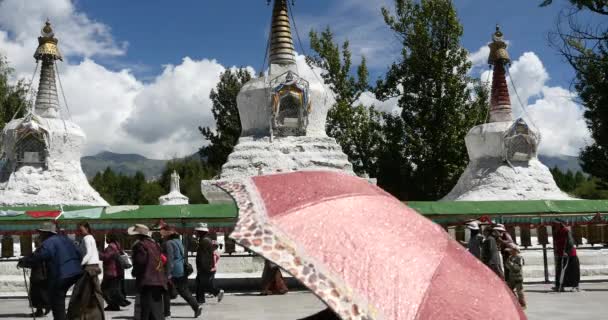 China-Aug 08.2016: 4k tibetische Menschen drehen buddhistische Gebetsmühlen, Potala & White Stupa. — Stockvideo