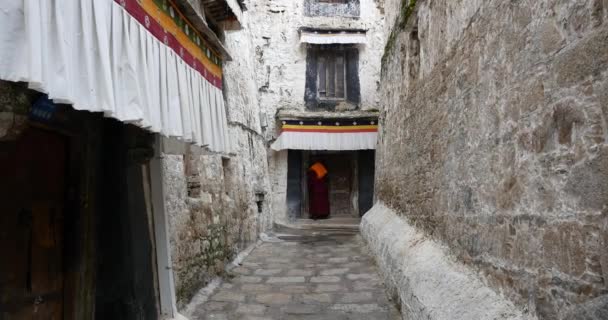 China-Ago 08,2016: 4k lhasa drepung en el Tíbet, famoso templo tibetano . — Vídeo de stock