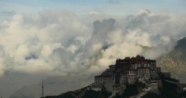 sabah, dağlar bulutlar tarafından çevrili 4 k Potala Sarayı.
