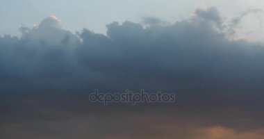 4k Panoramic karanlık altocumulus bulutlar duman yavaş yavaş bulutlu gökyüzü uçan.