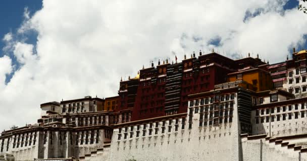4k Potala Lhasa, Tibet, fehér puffadt felhőben tömege a kék ég. — Stock videók