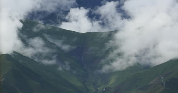 4k nubes hinchadas en masa rodando sobre la cima del Tíbet y el valle, techo del mundo . — Vídeos de Stock