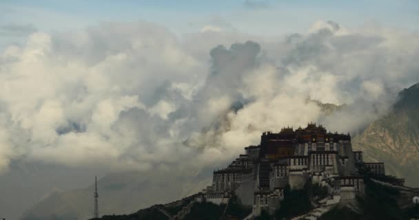 4k Palacio de Potala por la mañana, montañas rodeadas de nubes . — Vídeos de Stock