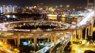 urbn yoğun trafik jam otoyol kavşağı üzerinde gece, kentsel cityscape.