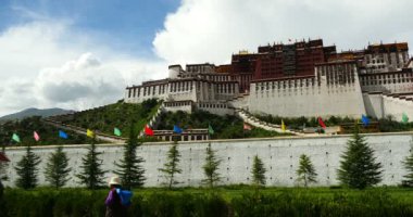 Çin-Eyl 08, 2016:4 k Tibet halkının hac Potala içinde Lhasa,Tibet.white kabarık bulut kitle flyin