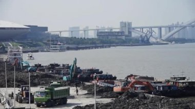 Çin-Eyl 08, 2016:excavator çalışma ve kamyon şantiye, iskele ve nakliye shanghai Damper.