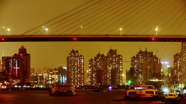 Time lapse, Navires brillamment éclairés sur la rivière la nuit, à travers le pont de la mer, urbain . — Video
